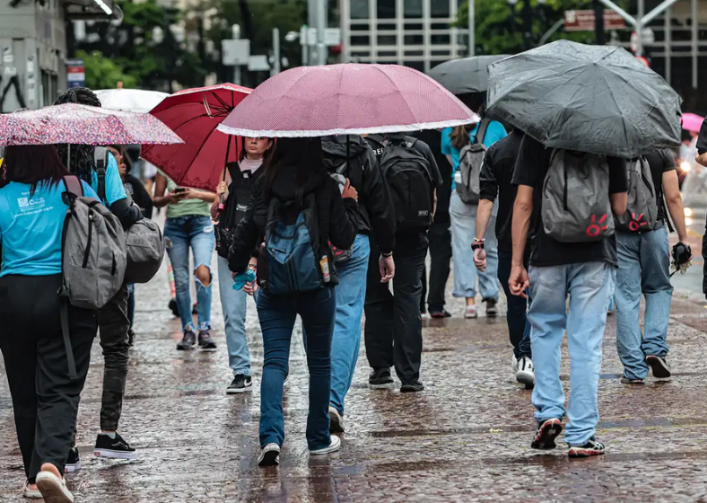 As previsões para abril indicam também que o centro-sul do país e áreas pontuais no Nordeste devem atravessar o mês com temperaturas acima de 24°C. Já outras áreas no Nordeste e toda a Região Norte deverão registrar temperaturas dentro da média histórica para o período, com termômetros marcando entre 26º e 28º.