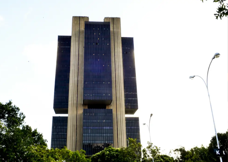 As instituições devem usar informações de sistemas eletrônicos e bases de dados públicos ou privados para fundamentar a suspeita. 