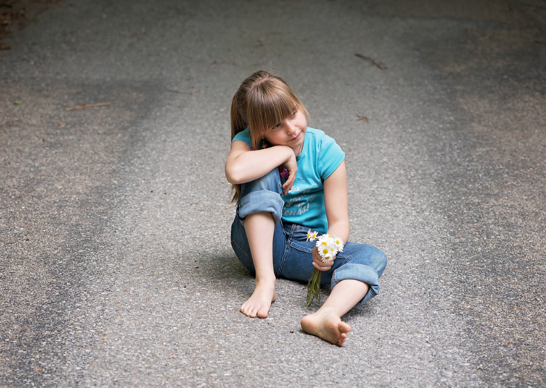 A pensão garante o valor de um salário mínimo mensal a crianças e adolescentes que tinham menos de 18 anos na data do óbito da mãe, desde que a renda familiar mensal por pessoa seja igual ou inferior a um quarto do salário mínimo.