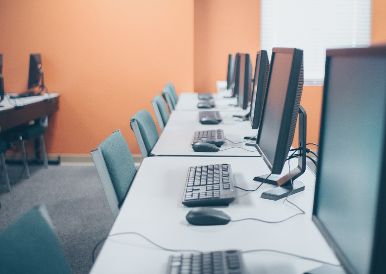 Formações têm 80 horas de duração, com aulas totalmente remotas no período noturno