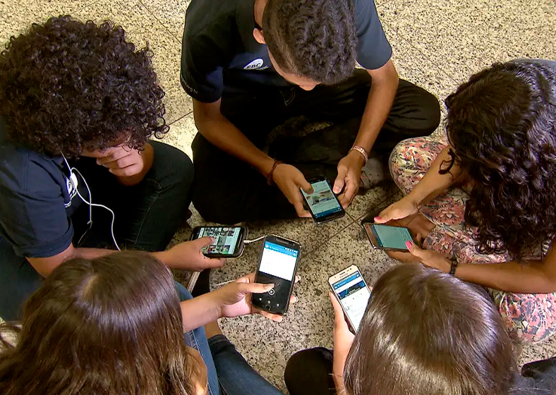 Uso pedagógico de celulares nas escolas: MEC lança guias para educadores