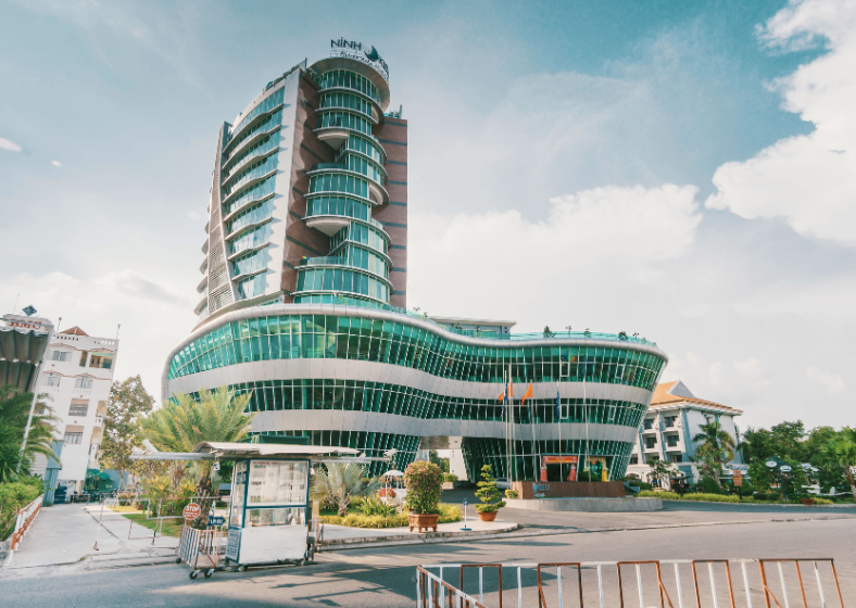 Os hotéis podem definir seus próprios horários de check-in e check-out, mas as informações devem ser comunicadas, tanto pelos hotéis como pelas agências de turismo e as plataformas digitais intermediárias de reservas, ao hóspede de forma clara e prévia.